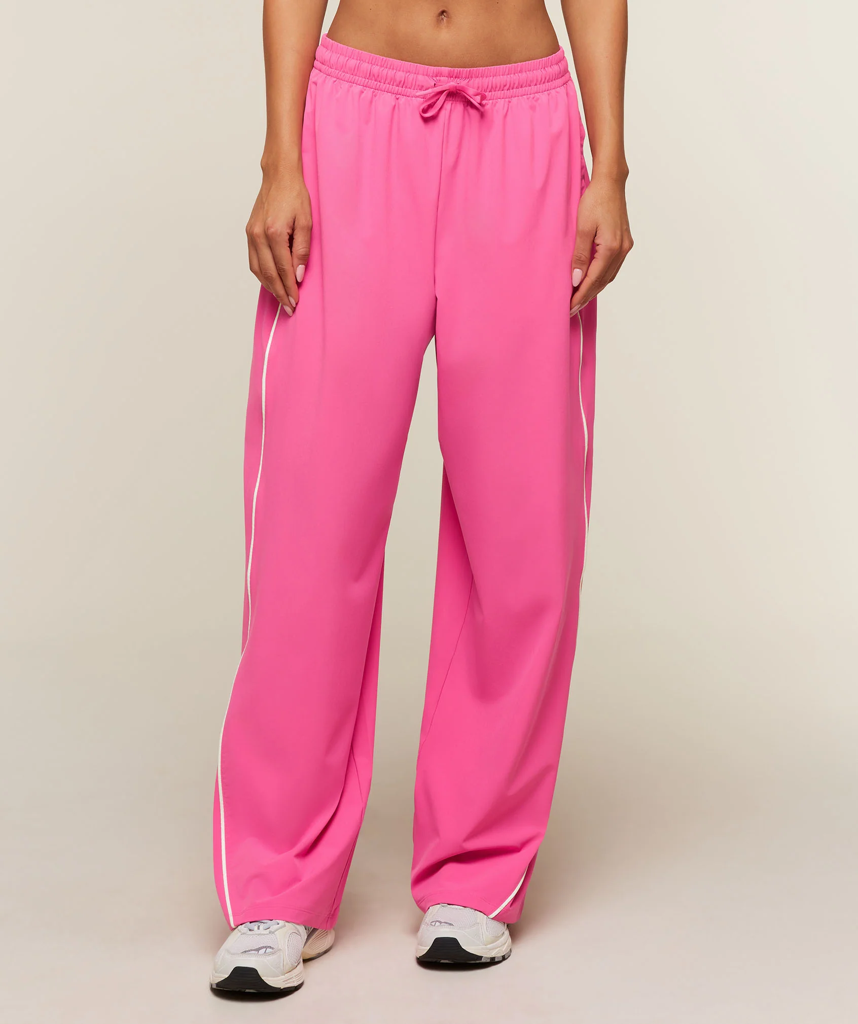 Gymshark Spodnie dresowe Track Pants szerokie o oversizeowym kroju w kolorze różowym