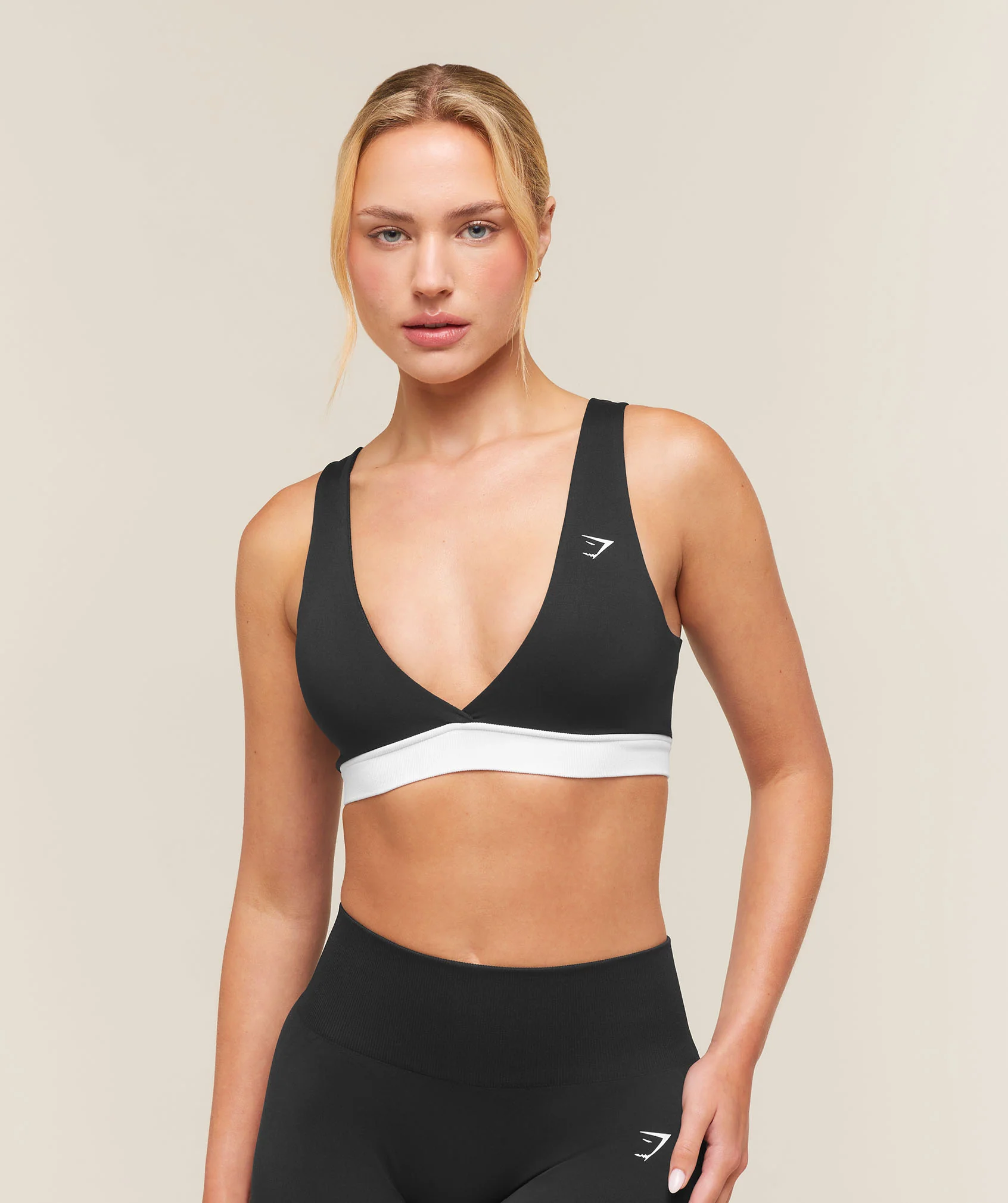 Everyday Seamless Contrast Bra in Black with Light Support