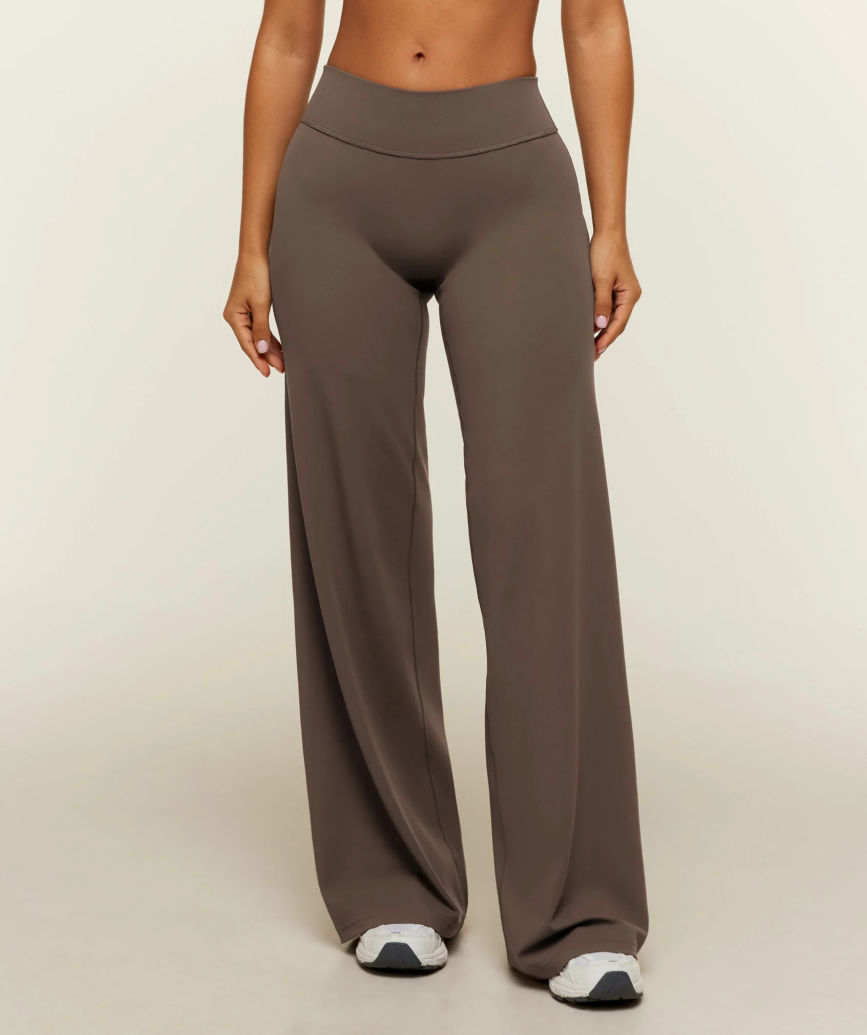 SoftSense™ Mid-Rise Straight Leg Leggings Short in Brown