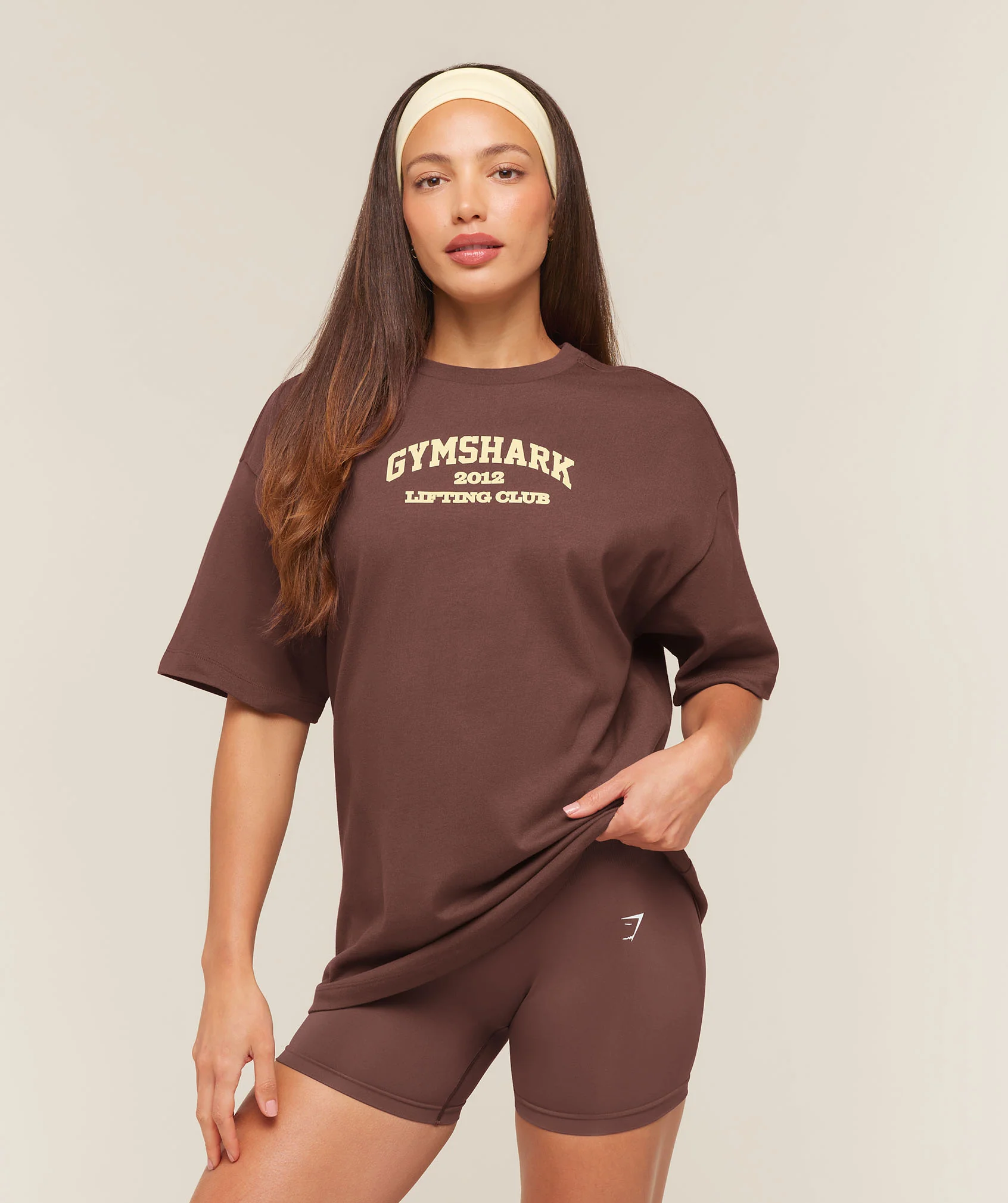 Cosy Luxe Campus T-Shirt in Brown with Oversized Fit
