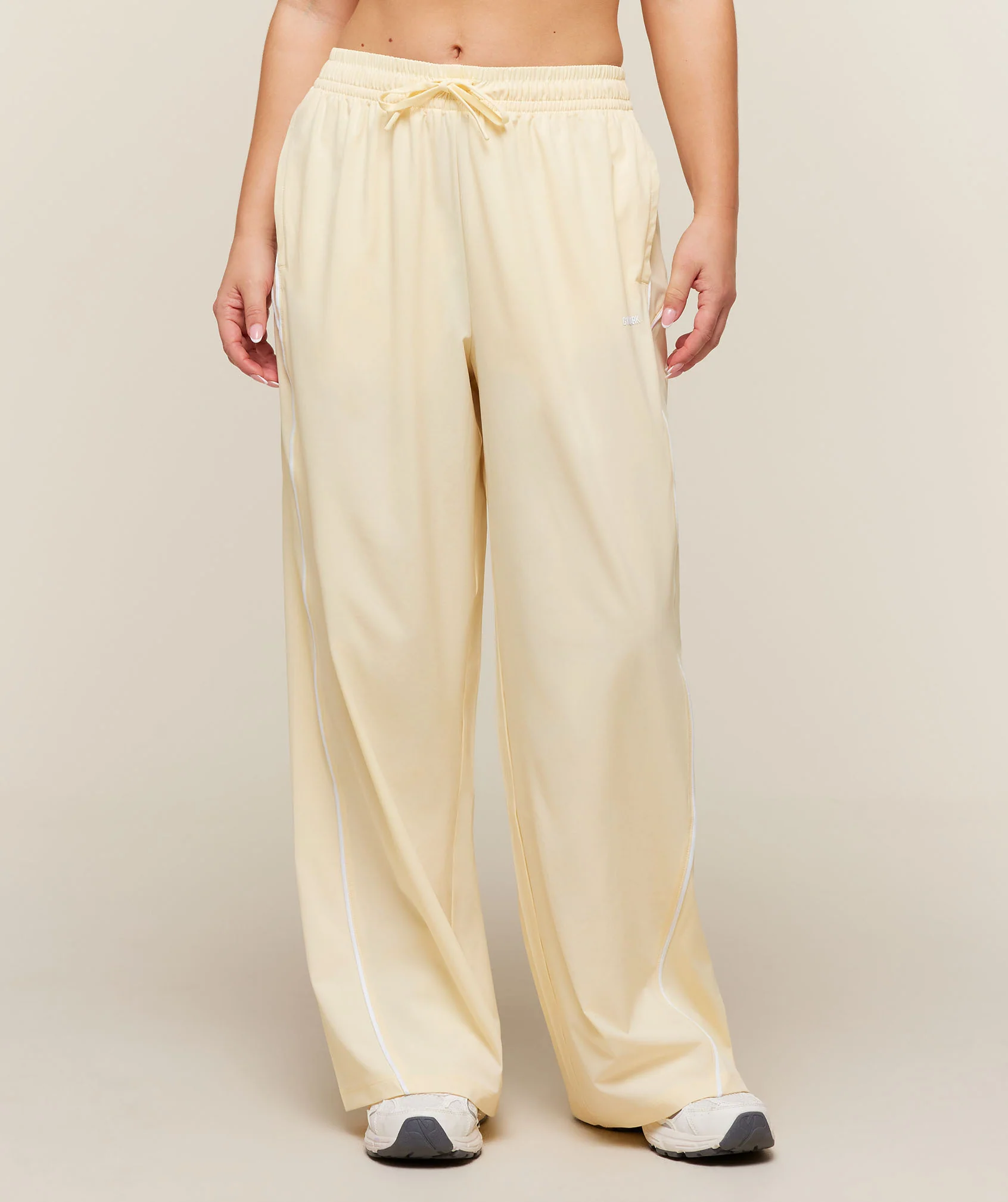 Track Pants Short in Lightweight Stretch Fabric