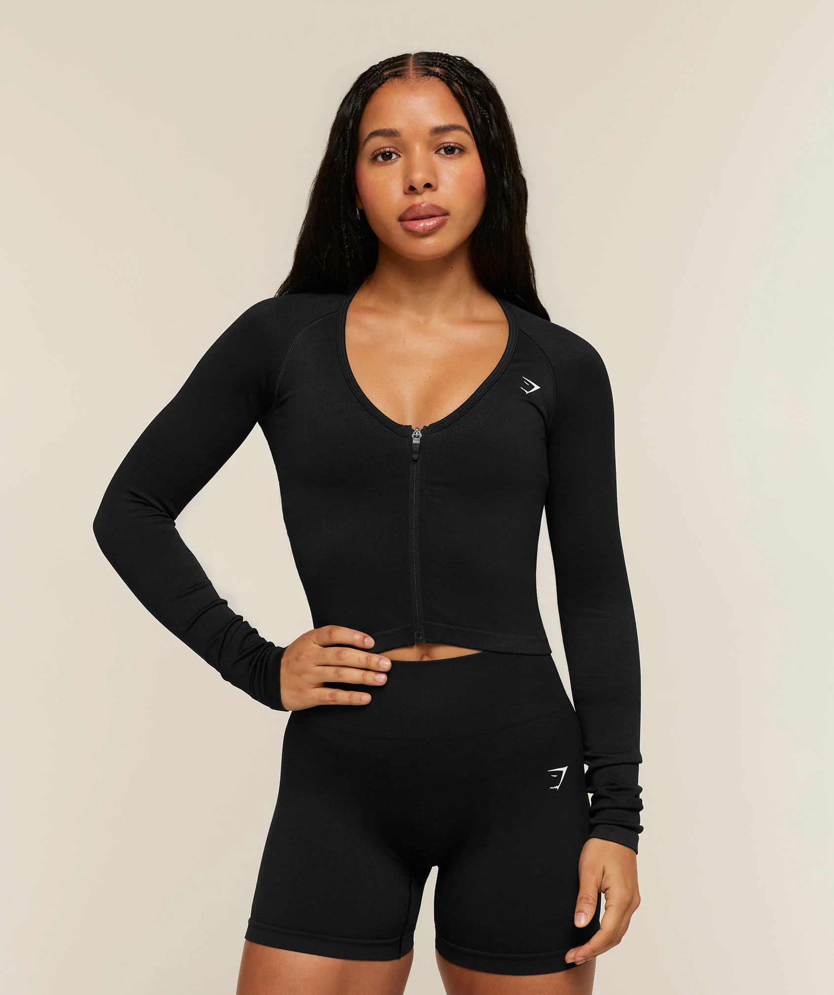 Veste Adapt en noir, zip intégral et longueur midi