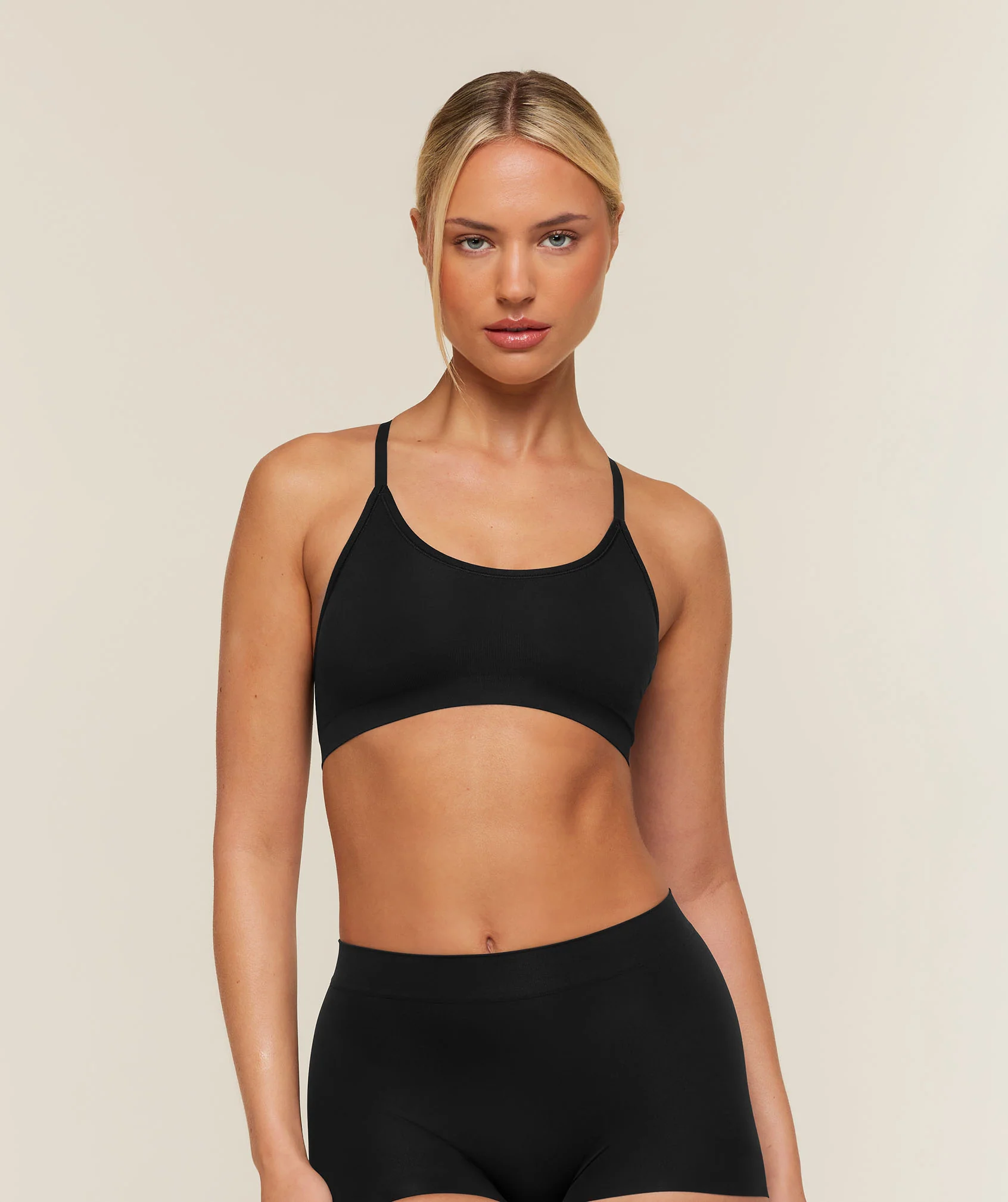 Gymshark FeatherForm Scoopneck Bralette in Black, Light Support